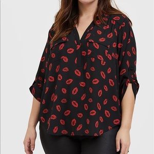 NWT TORRID SIZE 3 RED LIPS HARPER TOP